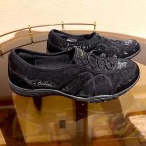 Like new Skechers relaxed fix women’s sneakers